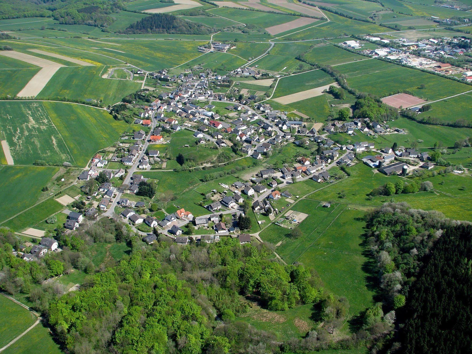 Hotel Und Landgasthof Zum Bockshahn Spessart  Exterior photo