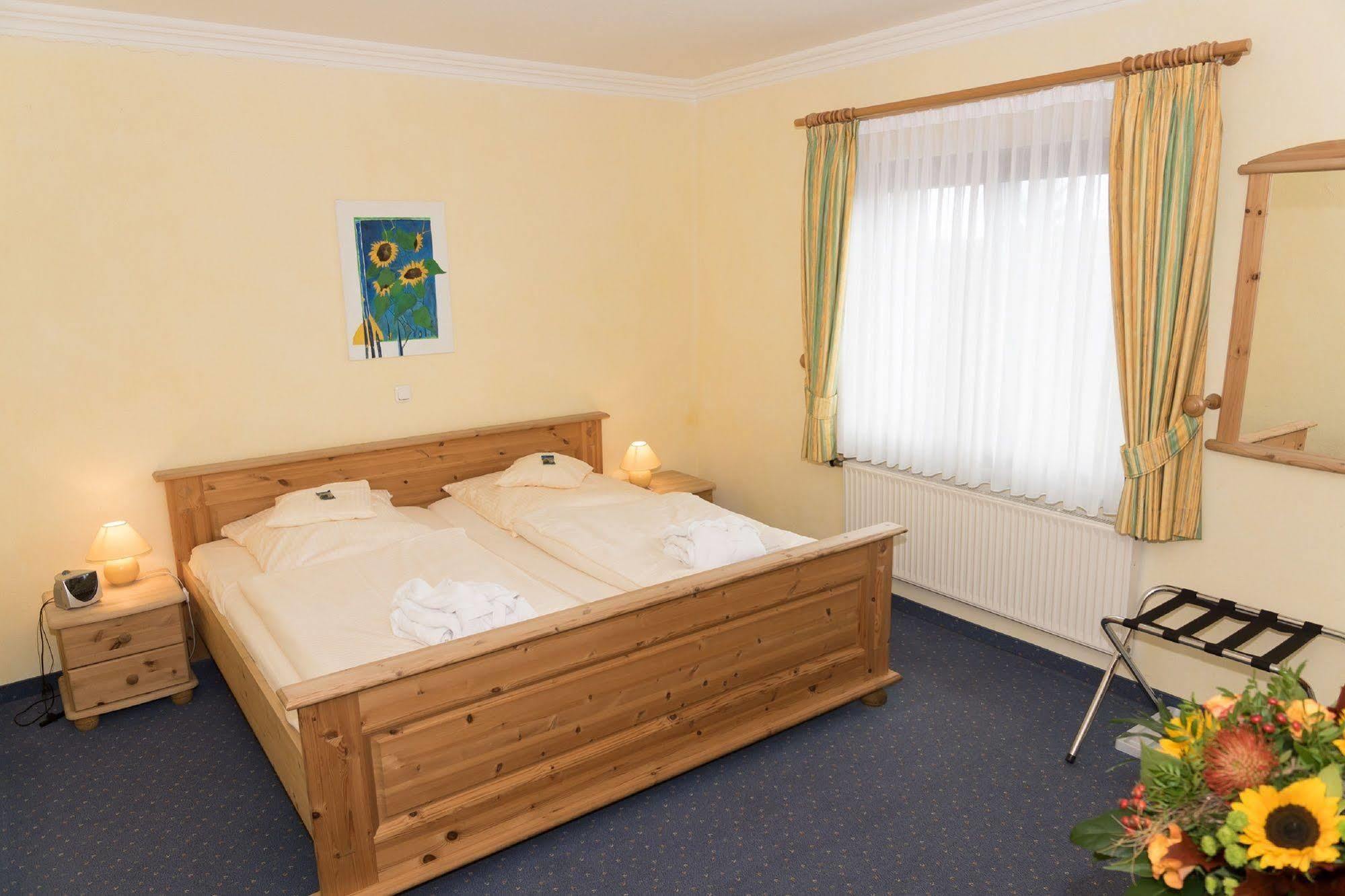 Hotel Und Landgasthof Zum Bockshahn Spessart  Exterior photo