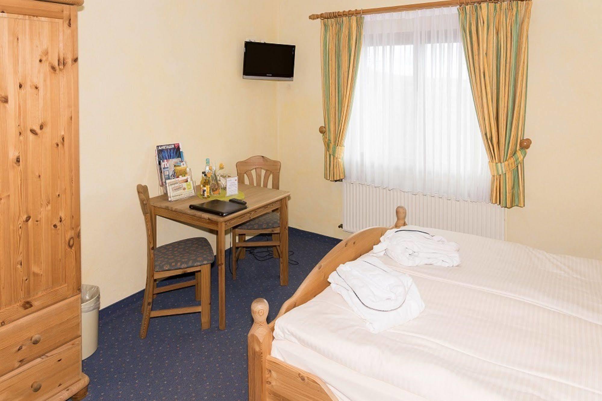 Hotel Und Landgasthof Zum Bockshahn Spessart  Exterior photo