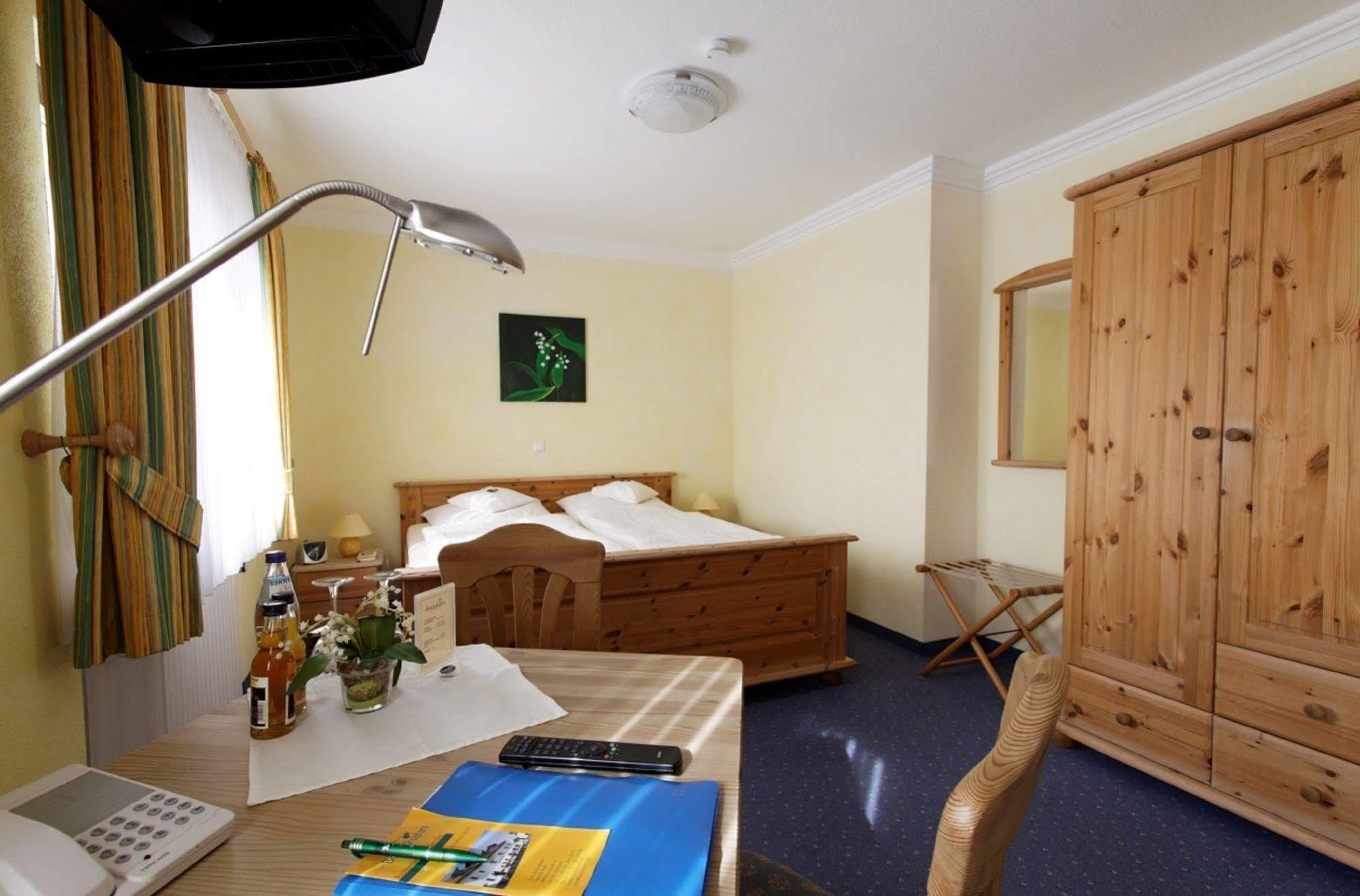 Hotel Und Landgasthof Zum Bockshahn Spessart  Exterior photo