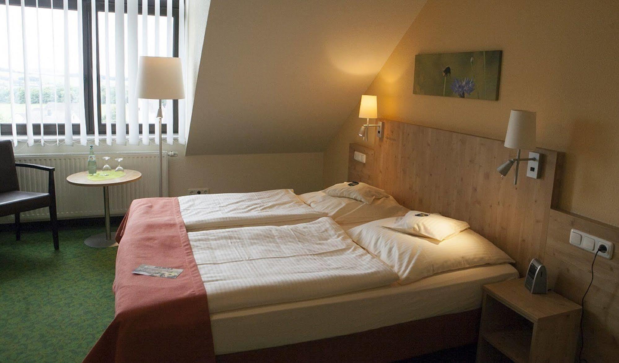 Hotel Und Landgasthof Zum Bockshahn Spessart  Exterior photo
